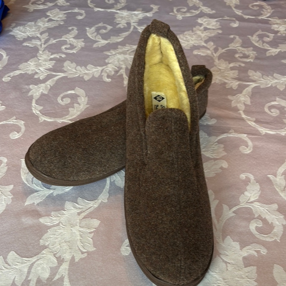 NWOT Men's Memory Foam Perry Slippers